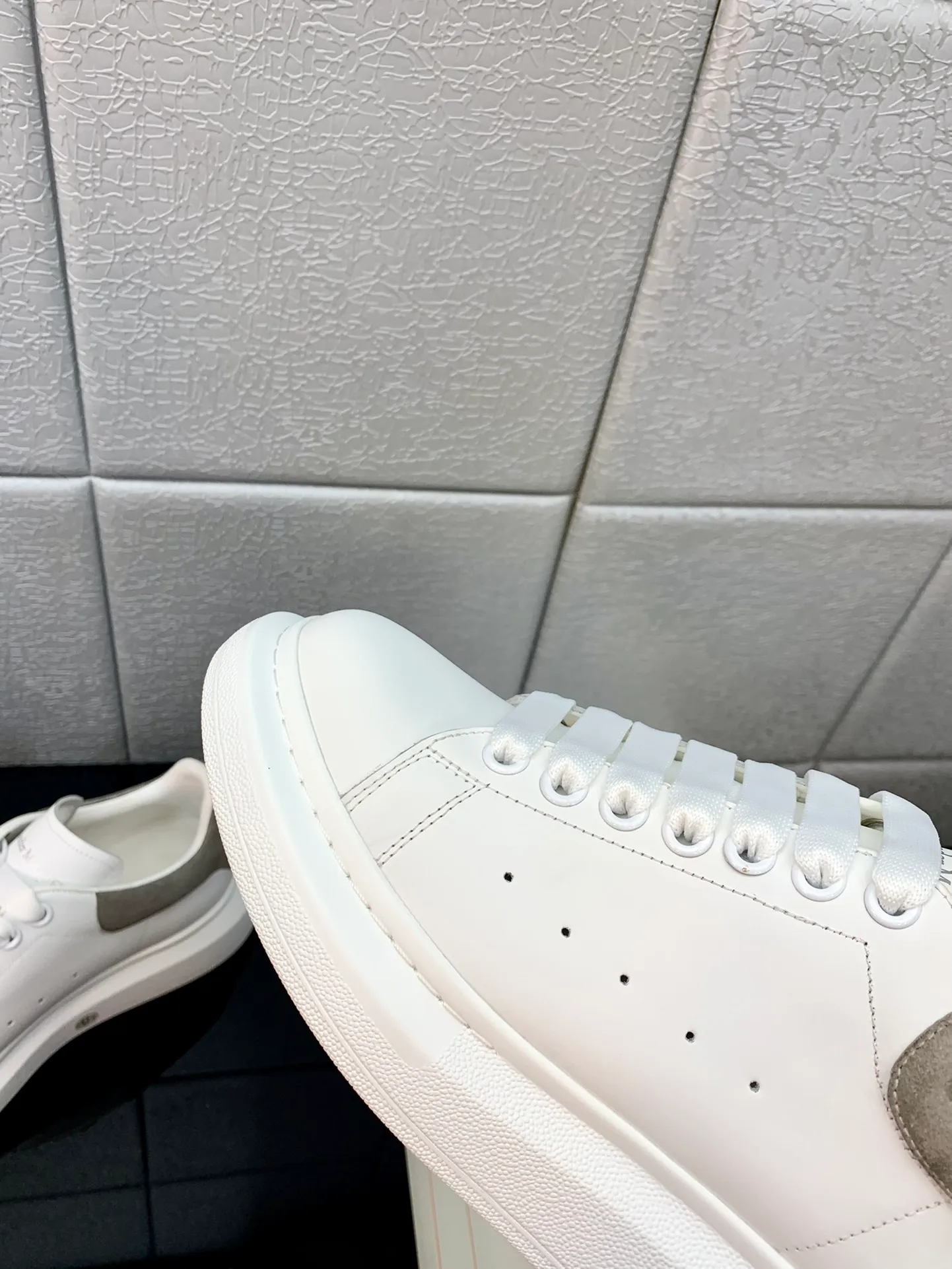 👟👟Ex-factory price👟👟Ex-factory price 480👟👟 Women's shoes Women's clothing 2022 latest upgraded version The latest McQueen white shoes original 1⃣: 1⃣ perfect replica ☑Delivery latest counter full set of packaging🎁Full series of color styles are constantly updated🥳🥳 🔺Fabric: Customized original matte silk cowhide 🔺Inner lining: imported water-dyed sheepskin lining/original customized soft cowhide pad 🔺Feet: ultra-clear high temperature air pressure logo➕soft latex pad 🔺outsole: rubber T👟👟factory price👟👟factory price U vacuum bottom/I👟👟factory price👟👟factory price original foam bottom, thick bottom about 4cm 🔺Size: Female M34-40 Male M39-45